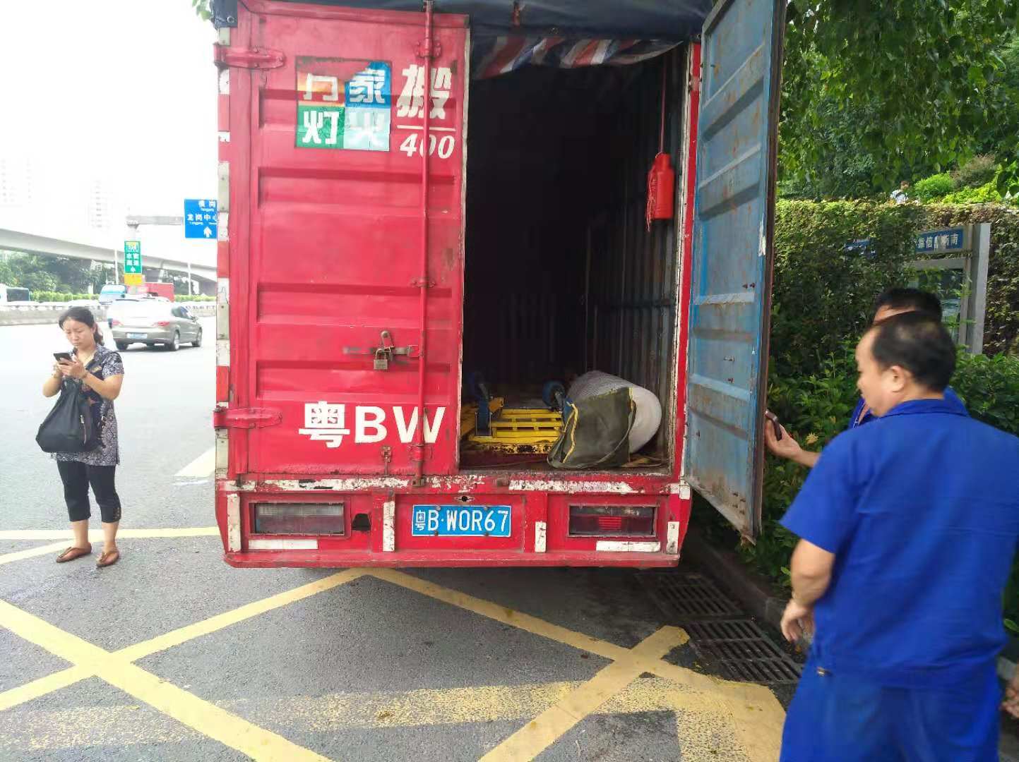 深圳搬家公司电话，蓝狮娱乐搬家欢迎你！